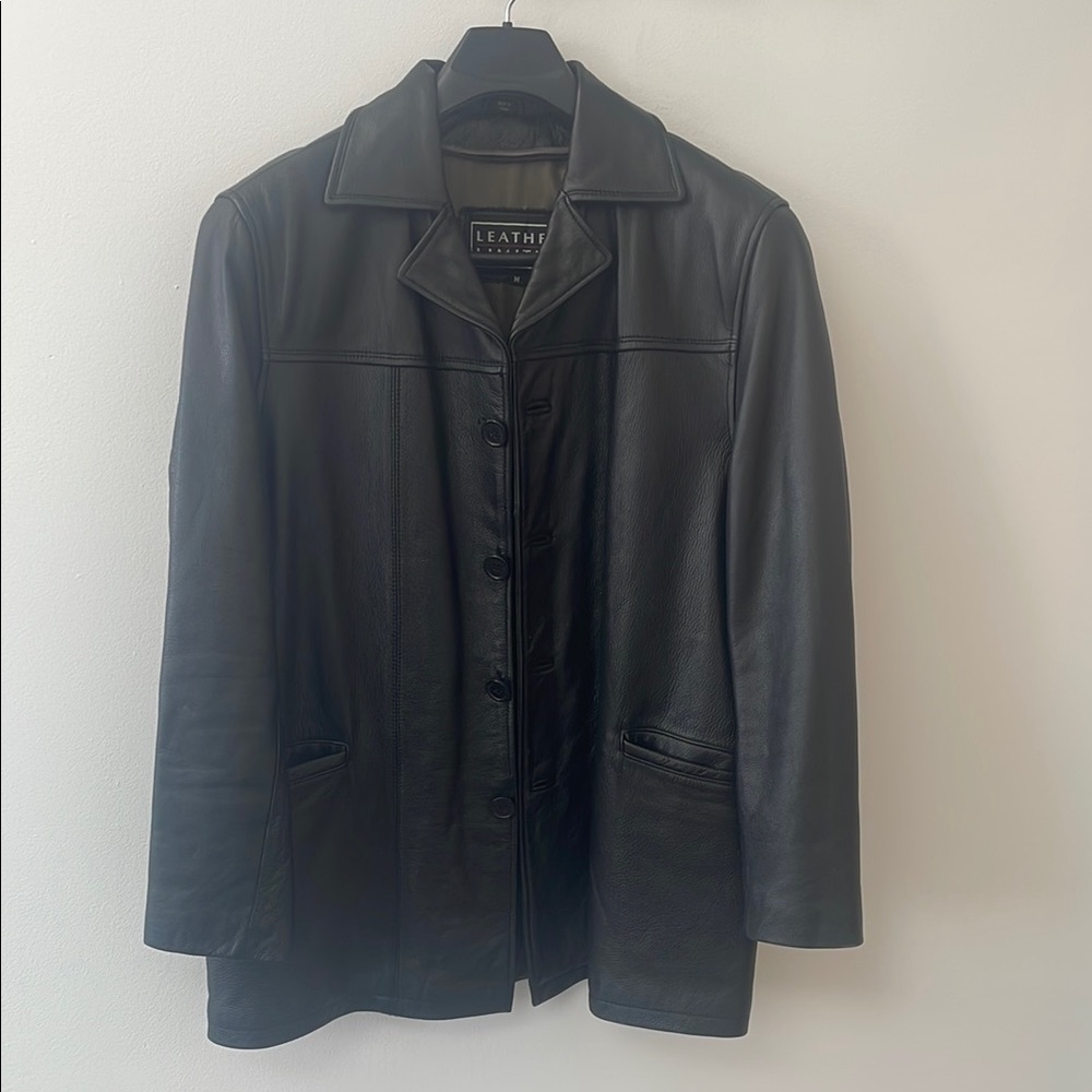 Sleek Black Leather Jacket with Structured Lapels
